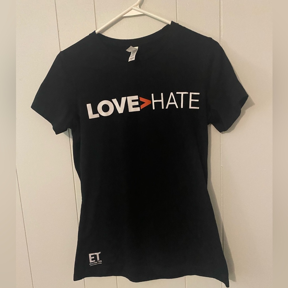❤️Love>Hate black V-neck tshirt size xl size runs small!